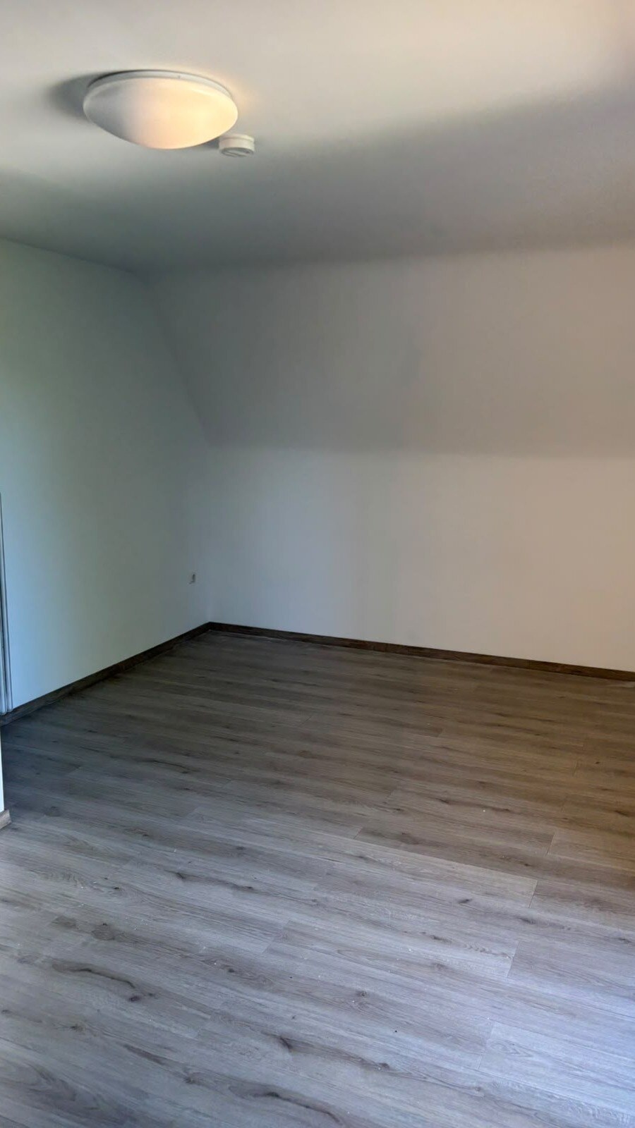 Leeres Dachzimmer vor dem Homestaging